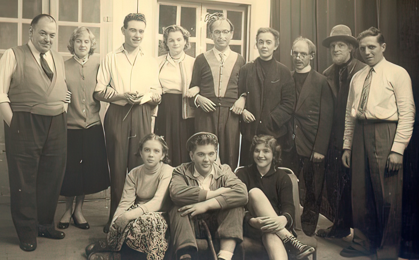 1957 Eigen haard is wel wat herrie waard groep